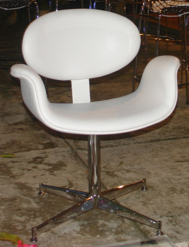 POLTRONA TULIPA BRANCA, ESTRUTURA CROMADA GIRATÓRIA E REVESTIMENTO EM COURINO. 47CM X 70CM X 84CM DE ALTURA