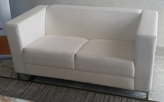 SOFÁ CORBUS 2 LUGARES EM COURO SINTÉTICO E PÉS DE ALUMINIO. 1,52M X 78CM X 74CM DE ALTURA (MODELO LE CORBUSIER S/ FERRAGENS)