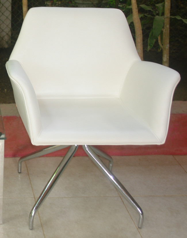 POLTRONA DIJON BRANCA, ESTRUTURA DE AÇO CROMADA, PÉ FIXO DE ARANHA E REVESTIDA COM COURINO. 69CM X 48CM X 85CM ALT