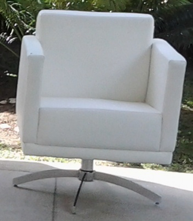 POLTRONA NÁPOLES MINI EM COURO SINTÉTICO BRANCO E PÉS GIRATÓRIOS. 66CM X 66CM X 83CM DE ALTURA
