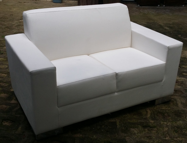 SOFÁ ESPANHA 2 LUGARES EM COURO SINTÉTICO E PÉS DE ALUMINIO. 1,36M X 80CM X 80CM DE ALTURA