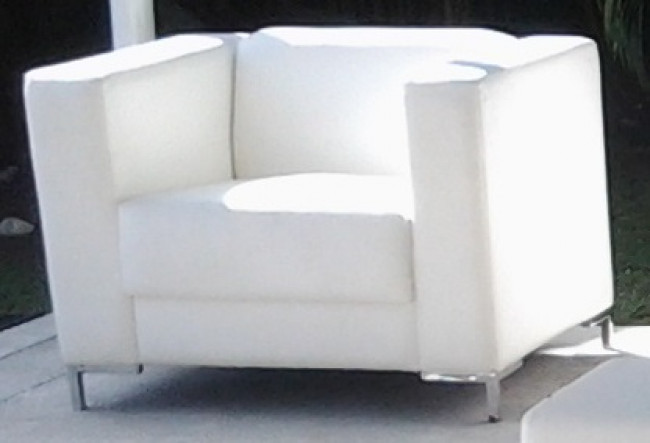 POLTRONA CORBUS EM COURO SINTÉTICO BRANCO, FIXA E PÉS DE ALUMINIO. (MODELO LE CORBUSIER S/ FERRAGENS) 94CM X 74CM X 73CM ALT