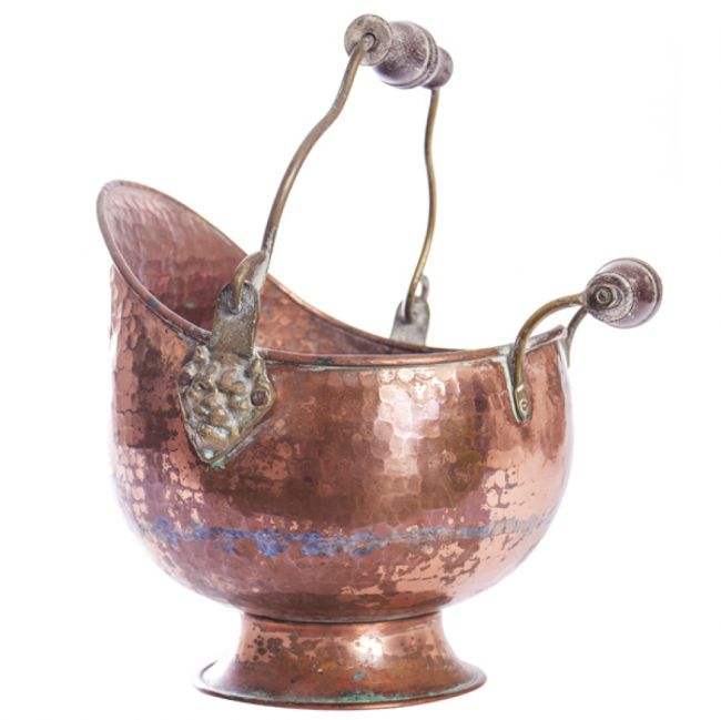 CALDEIRÃO COM ALÇA MADEIRA COBRE MARTELADO ENVELHECIDO C/ DETALHE LEÃO (C 23 CM | L 22 CM | A 28 CM)