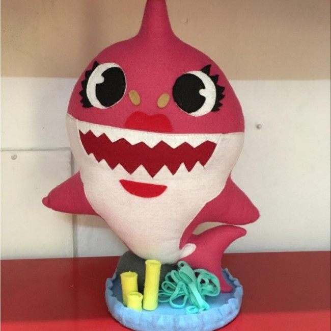 BONECO BABY SHARK ROSA