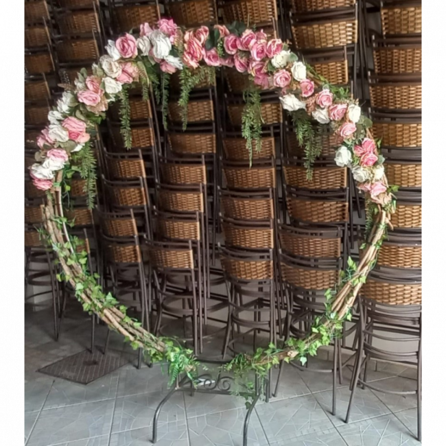 ARCO DE FLORES BRANCAS COM ROSA