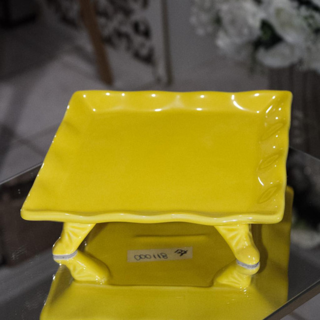 SUPORTE DE DOCE QUADRADO PORCELANA C/ ELEVAÇÃO AMARELO