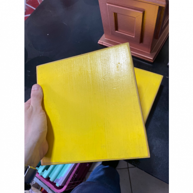 BASE COM PE DE MADEIRA QUADRADO M 20X20 AMARELO