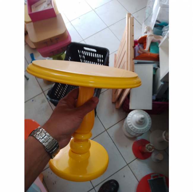 SUPORTE PARA BOLO MEDIO AMARELO LAQUEADO