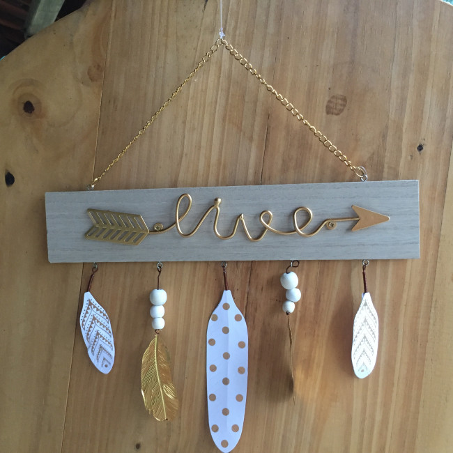 PLACA LOVE PENAS BRANCAS