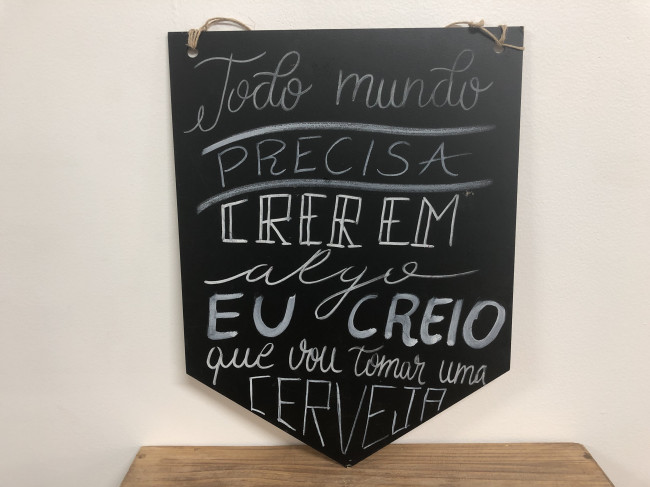 PLACA LOUSA FLAMULA TODO MUNDO PRECISA