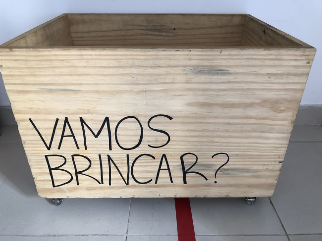 CAIXOTE vamos brincar MADEIRA PARA PRESENTE COM RODINHA